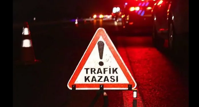D-100 bariyerlere çarpan araçta 2 kişi ağır yaralandı