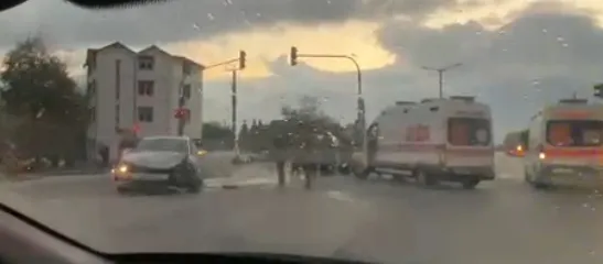 D-100'de ambulans ile otomobil çarpıştı