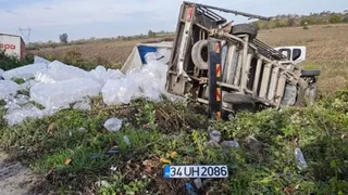 D-100'de feci kaza: Araçlar tarlaya uçtu