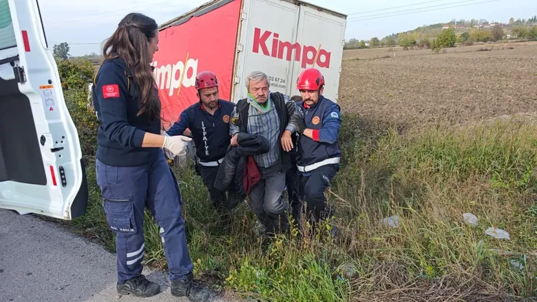D-100'de feci kaza: Araçlar tarlaya uçtu
