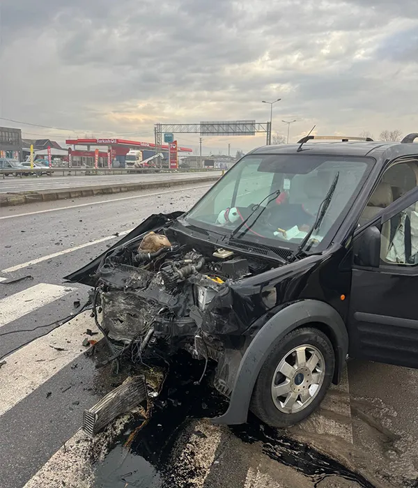 D-100’de Işık İhlali Kazası : 4 Kişi Yaralandı