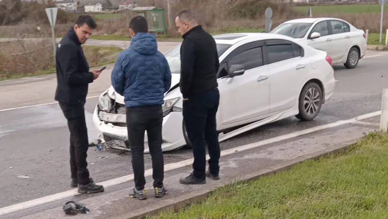 D-140'da otomobiller çarpıştı: 2 yaralı