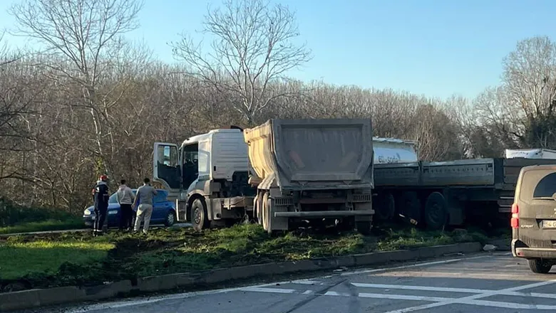 D-140’da tırlar çarpıştı