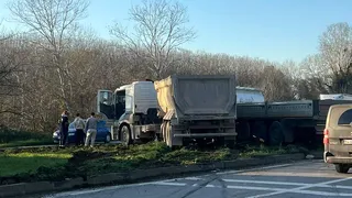 D-140’da tırlar çarpıştı