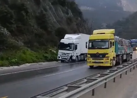 Kaza yapan tır D-650'yi trafiğe kapattı