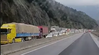Kaza yapan tır D-650'yi trafiğe kapattı