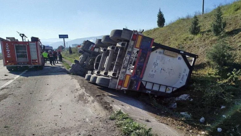 D-650'de tır devrildi