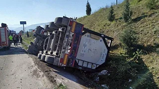 D-650'de tır devrildi