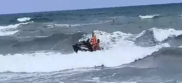 Dalgalara kapılan 2 kişi kurtarıldı: Birinin durumu ağır