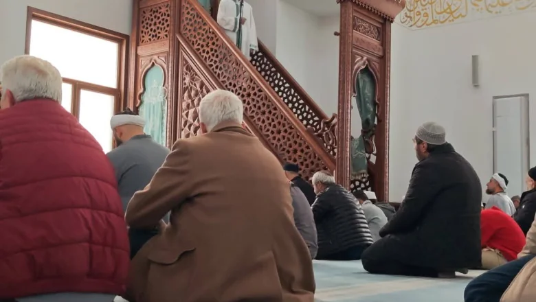 Darül Kurra Camii’nde Genç Sesler: Cuma Hutbesi Talebelerden