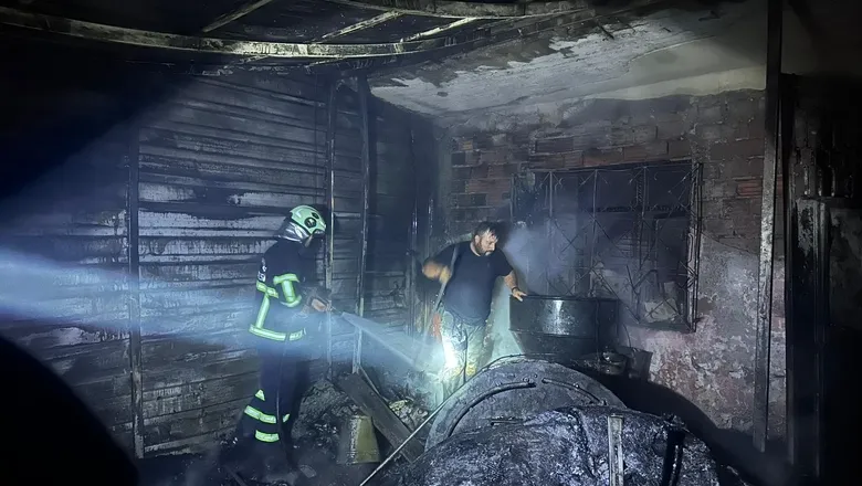 Depodaki traktör ve tarım aletleri yandı