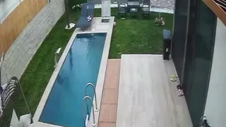 Depremde yüzme havuzu beşik gibi sallandı; İşte o anlar
