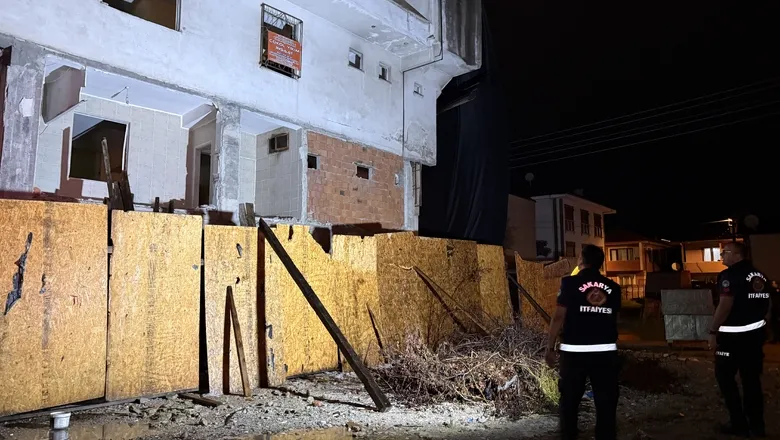 Depremin ardından hasarlı metruk bina korkuttu: Sokak trafiğe kapatıldı