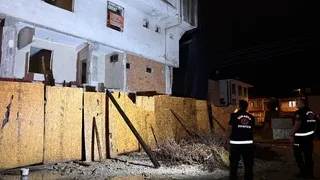 Depremin ardından hasarlı metruk bina korkuttu: Sokak trafiğe kapatıldı