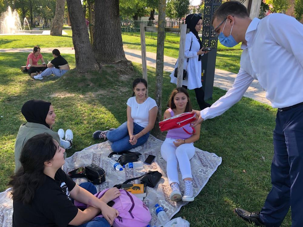 Depreminin yıl dönümünde deprem çantası dağıttılar