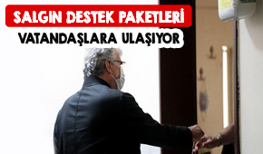 Destek paketlerini bizzat teslim etti