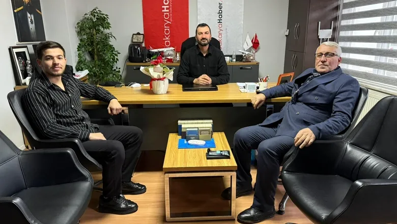 Deva Partisi İlçe Başkanı’ndan Akyazı Haber’e Çiçekli Gazeteciler Günü Kutlaması