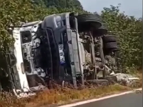 Devrilen beton mikserinin sürücüsü yaralandı