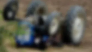 Devrilen traktörün altına kalıp öldü