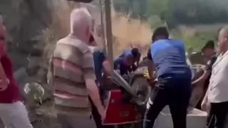 Devrilen traktörün altında kaldı