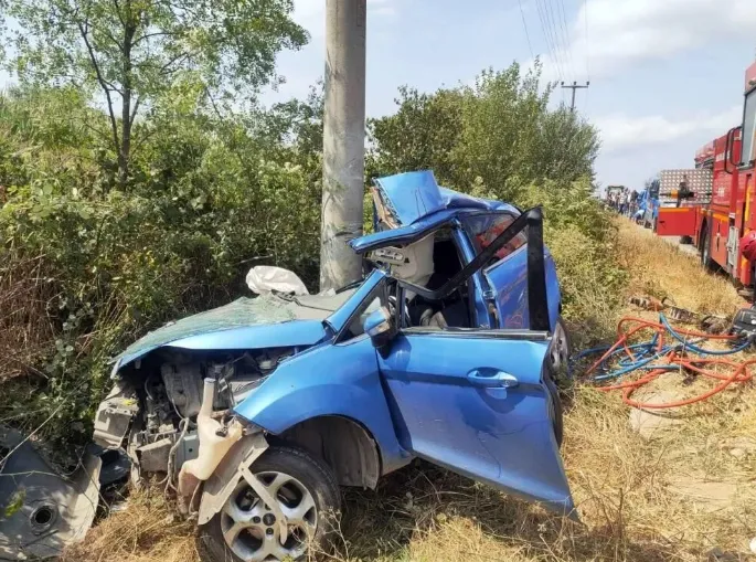 Direğe çarpan otomobilde iki kardeş öldü