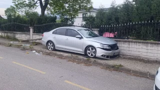 Direğe çarpan otomobilin sürücüsü yaralandı