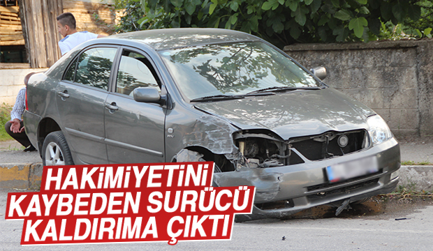 Direksiyon Hakimiyetini Kaybeden Otomobil Sürücüsü Kaldırıma Çıktı