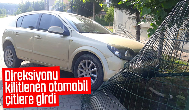 Direksiyonu Kilitlenen Otomobil Çitlere Girdi