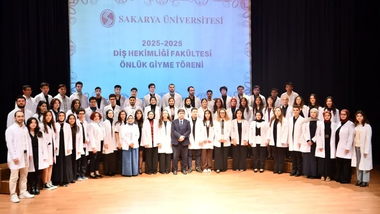 Diş Hekimliği Fakültesi öğrencileri beyaz önlüklerini giydi