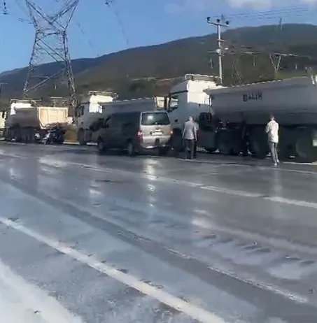 Dokurcun'da süt tankeri devrildi: 3 yaralı