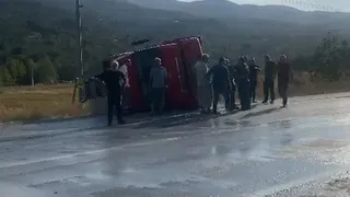 Dokurcun'da süt tankeri devrildi: 3 yaralı