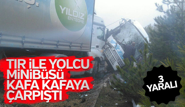 Dokurcun'da Tır ile Minibüs Çarpıştı