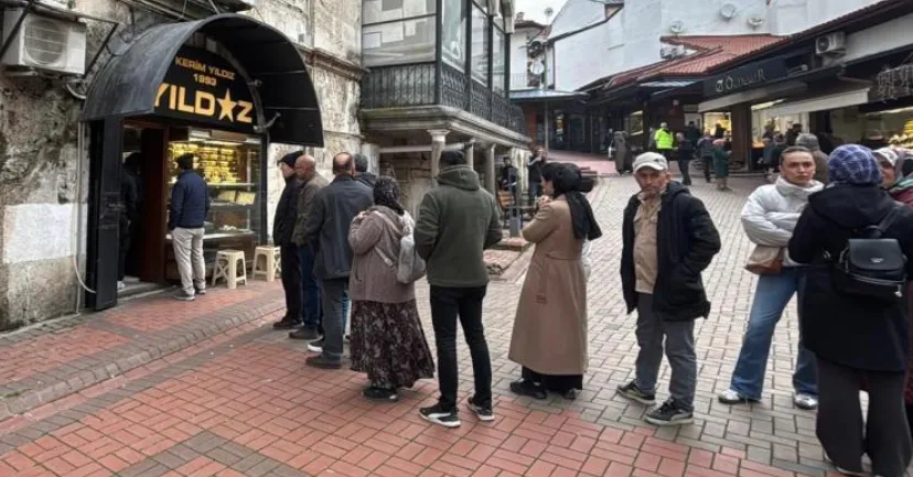 Düşüşle birlikte kuyumculara akın ettiler! Altın fiyatları...