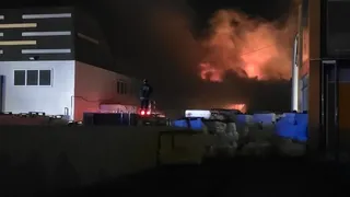 Düzce'de Strafor fabrikasında büyük yangın; Sakarya'dan ekipler sevk edildi