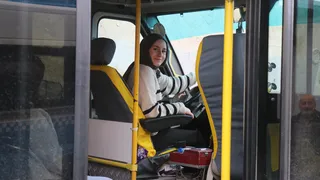 Ebelik öğrencisi dolmuş şoförlüğü yapıyor