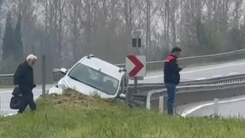 Erdoğdu'da kaza; Araç bariyerlere girdi