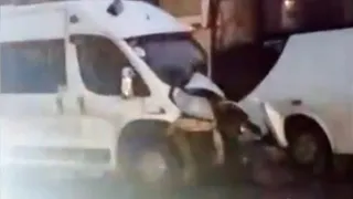 Erenler’de işçi servisleri kafa kafaya çarpıştı: 11 yaralı