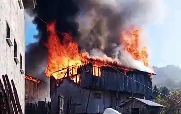 Ev ve samanlık yandı