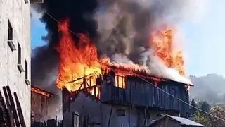 Ev ve samanlık yandı