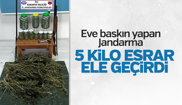 Eve baskın yapan jandarma 5 kilo esrar buldu