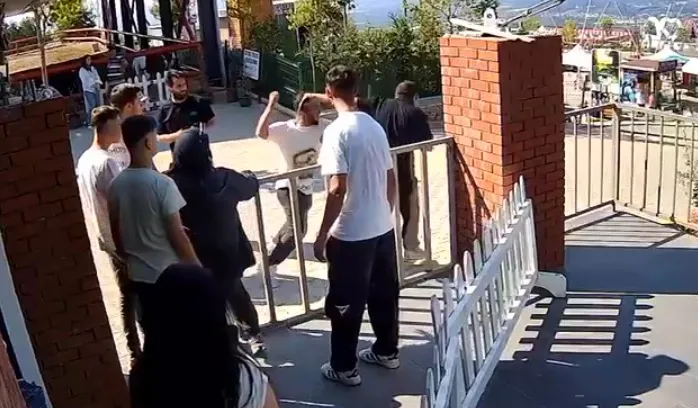 Fahiş fiyata karşı çıkan tur şoförünün burnunu kırdılar