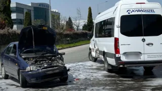 Feci kaza! Servis ile otomobil çarpıştı, yakıt deposu patladı