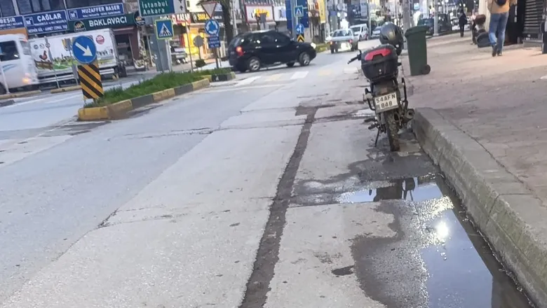 Fiber çalışması sonrası oluşan çukur motosikletliyi düşürdü