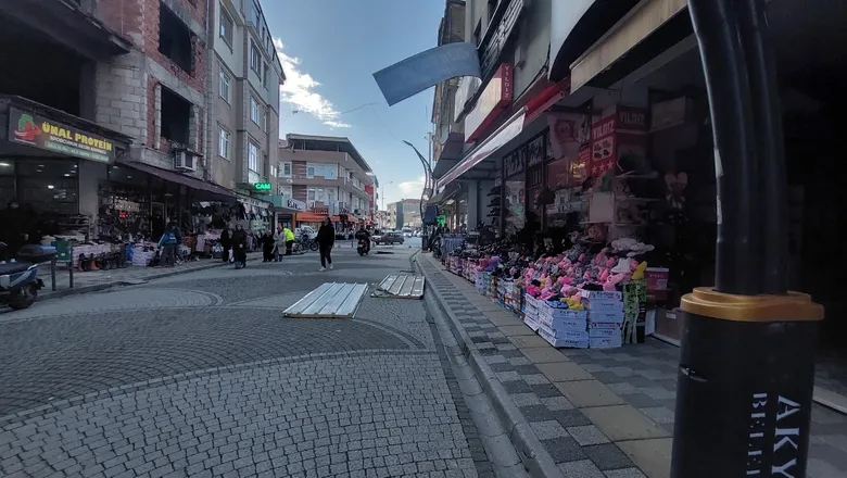 Fırtına Akyazı'da çatıları uçurdu