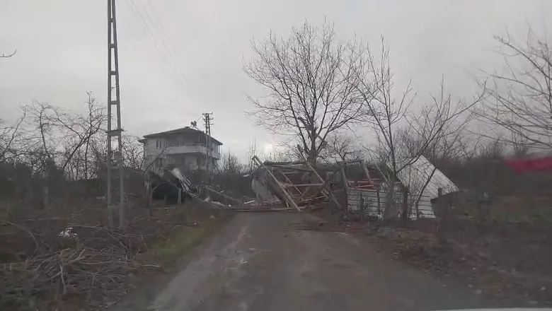 Fırtına Hendek'i vurdu