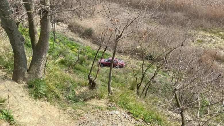 Frenleri kontrol etmek için indi, şarampole yuvarlandı