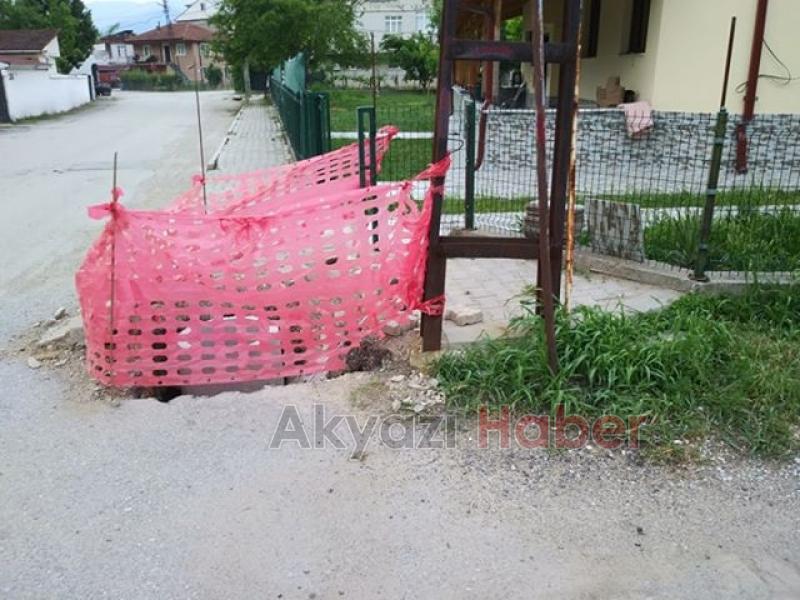 Kaldırım ortasına alınan elektrik direği tepki topladı
