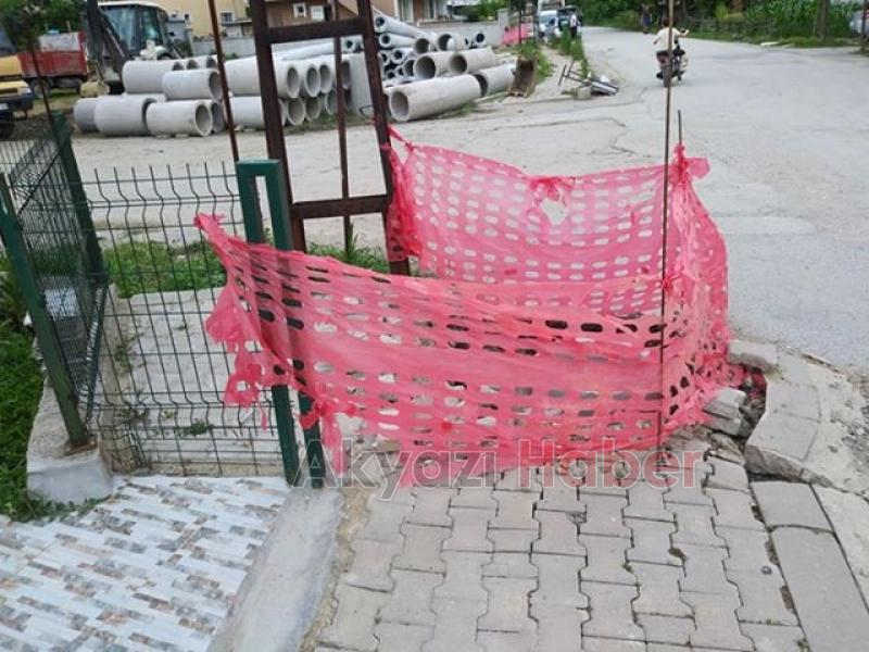 Kaldırım ortasına alınan elektrik direği tepki topladı