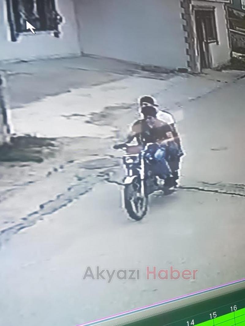 Yaşlı kadına çarpıp kaçtılar