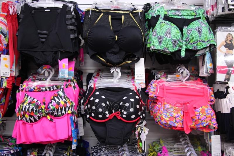 Dünyaca Ünlü Markalar Rengarenk Mağazasında